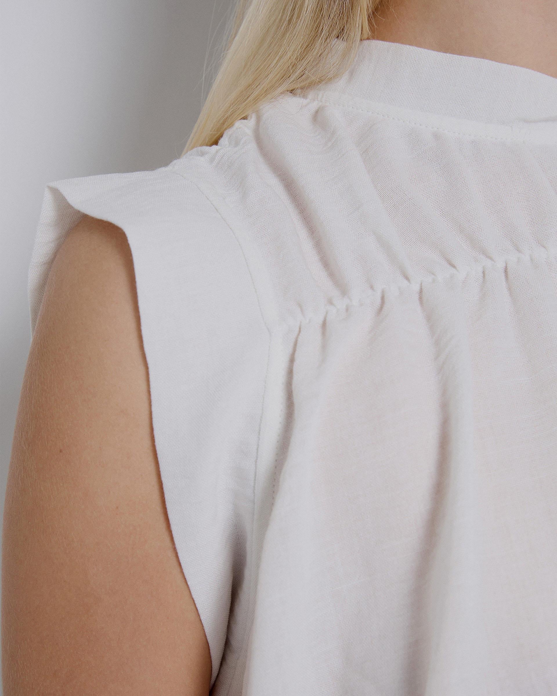 BLUSA SIN MANGAS FRUNCIDO DELANTERO
