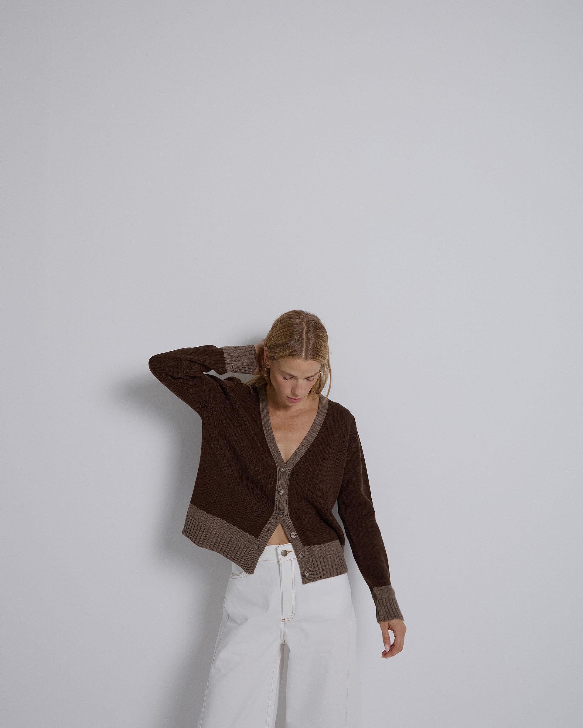 CHAQUETA PUNTO CUELLO PICO BICOLOR