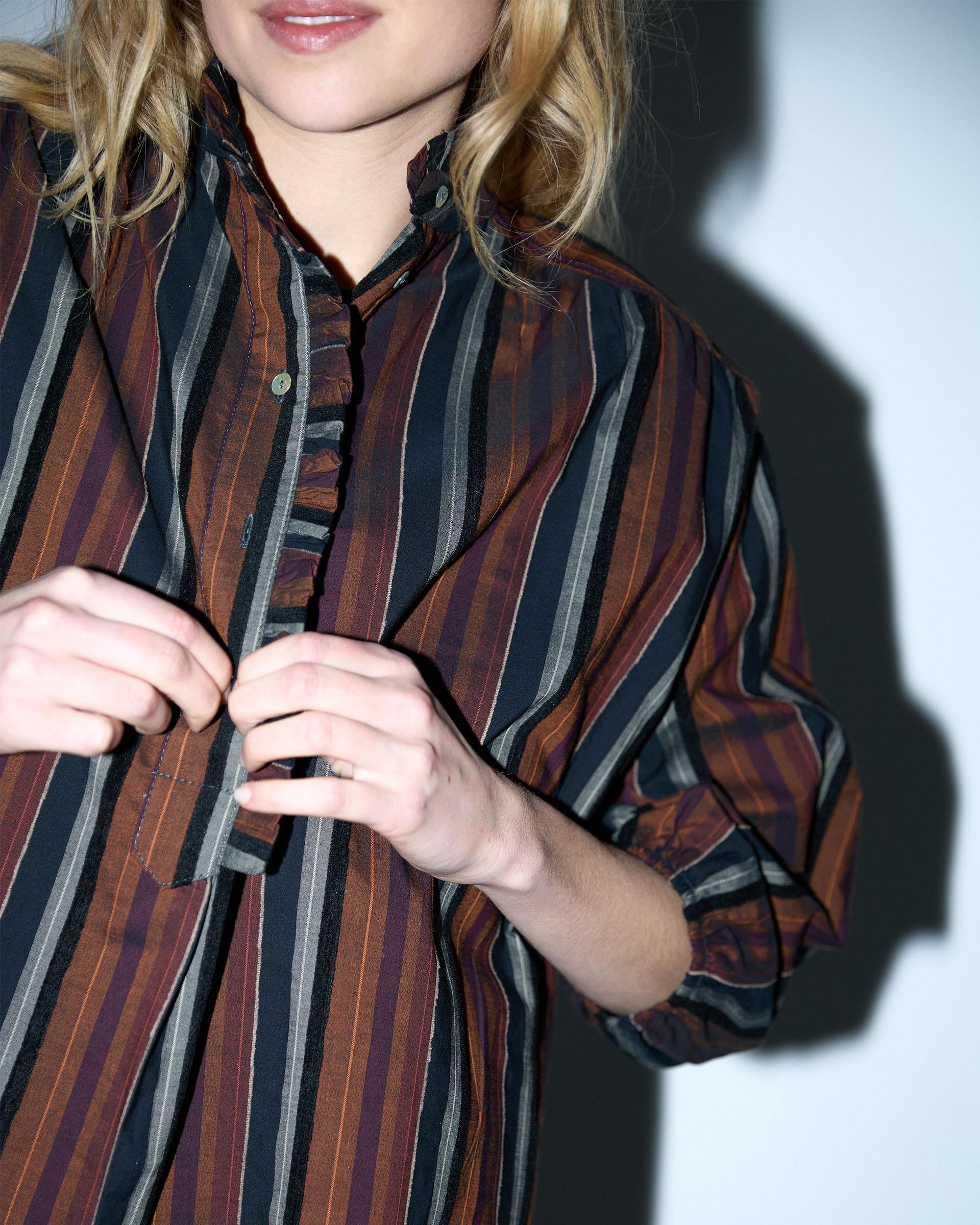 BLUSA RAYAS DETALLE TERCIOPELO