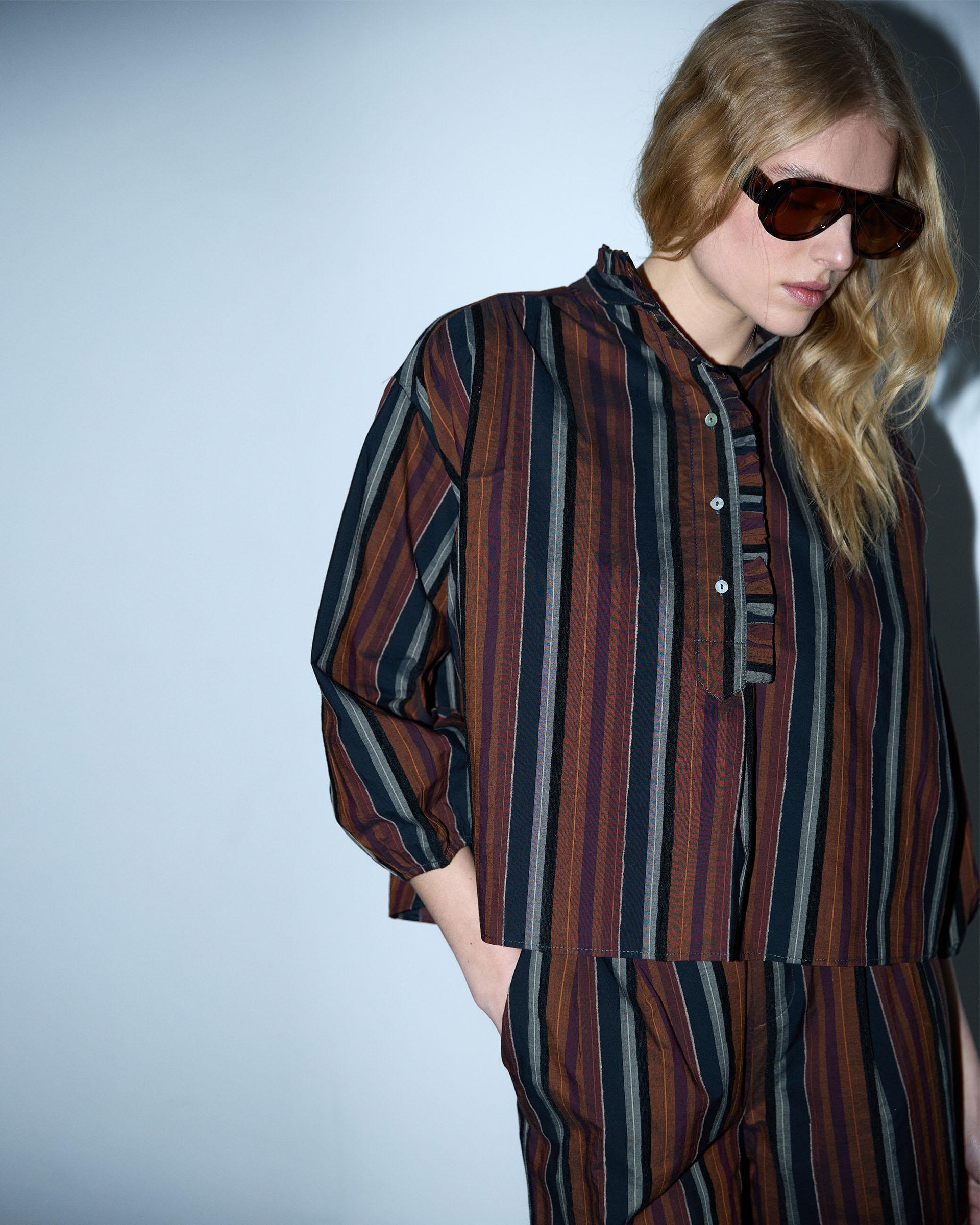 BLUSA RAYAS DETALLE TERCIOPELO