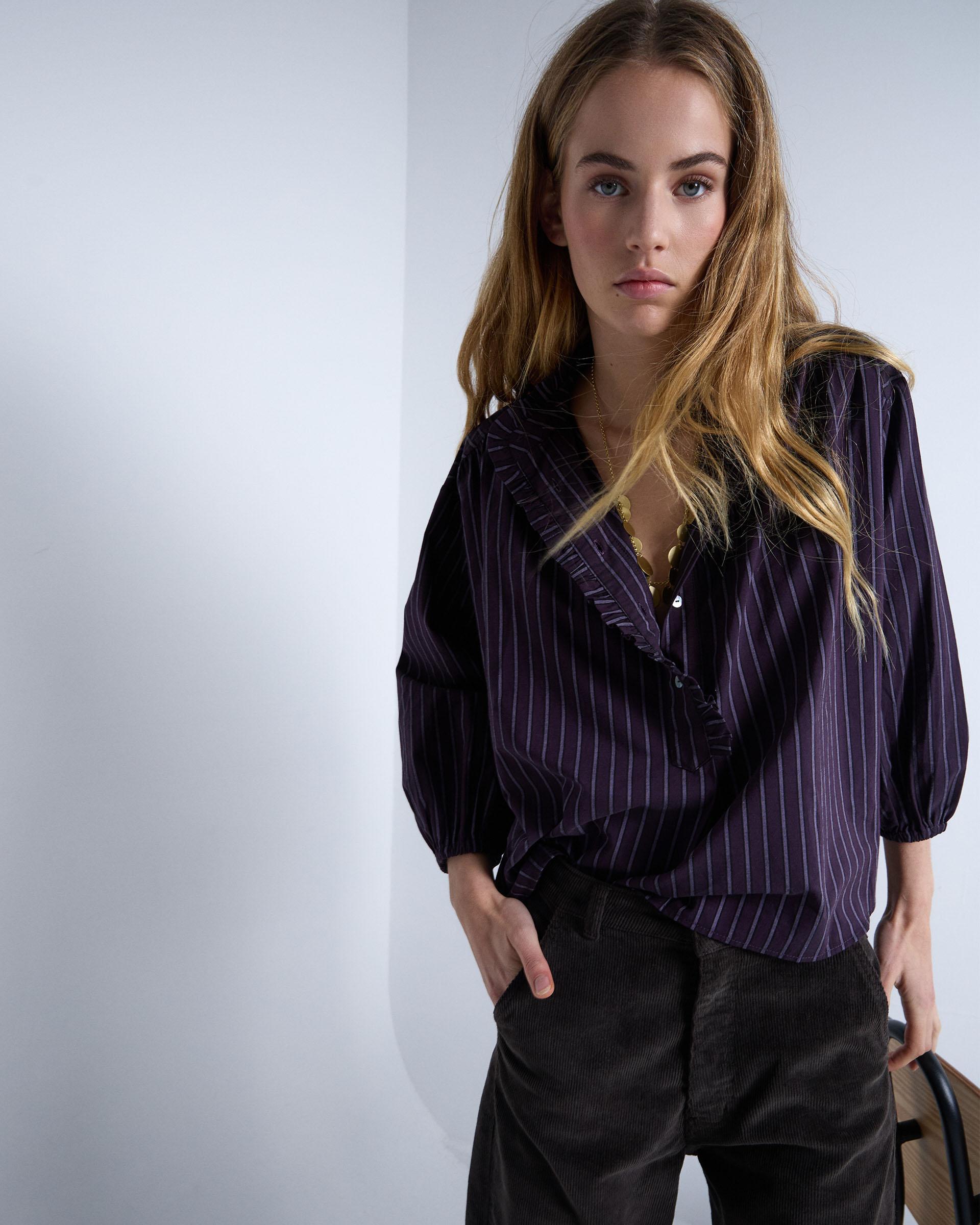 BLUSA RAYAS VOLANTE