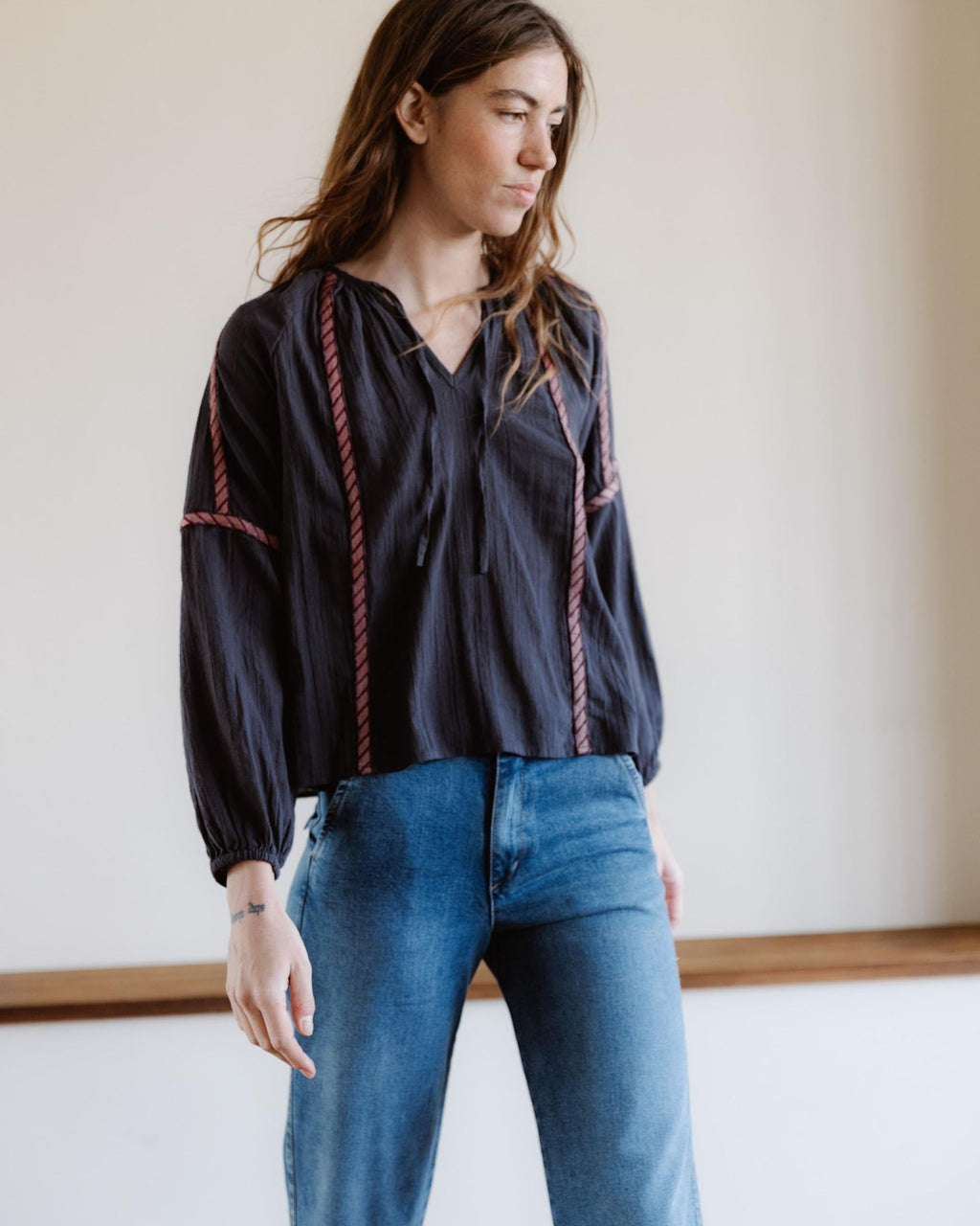 BLUSA LINEAS BORDADAS