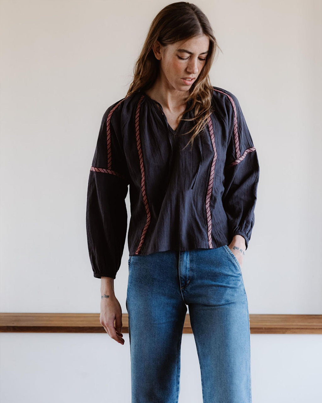 BLUSA LINEAS BORDADAS