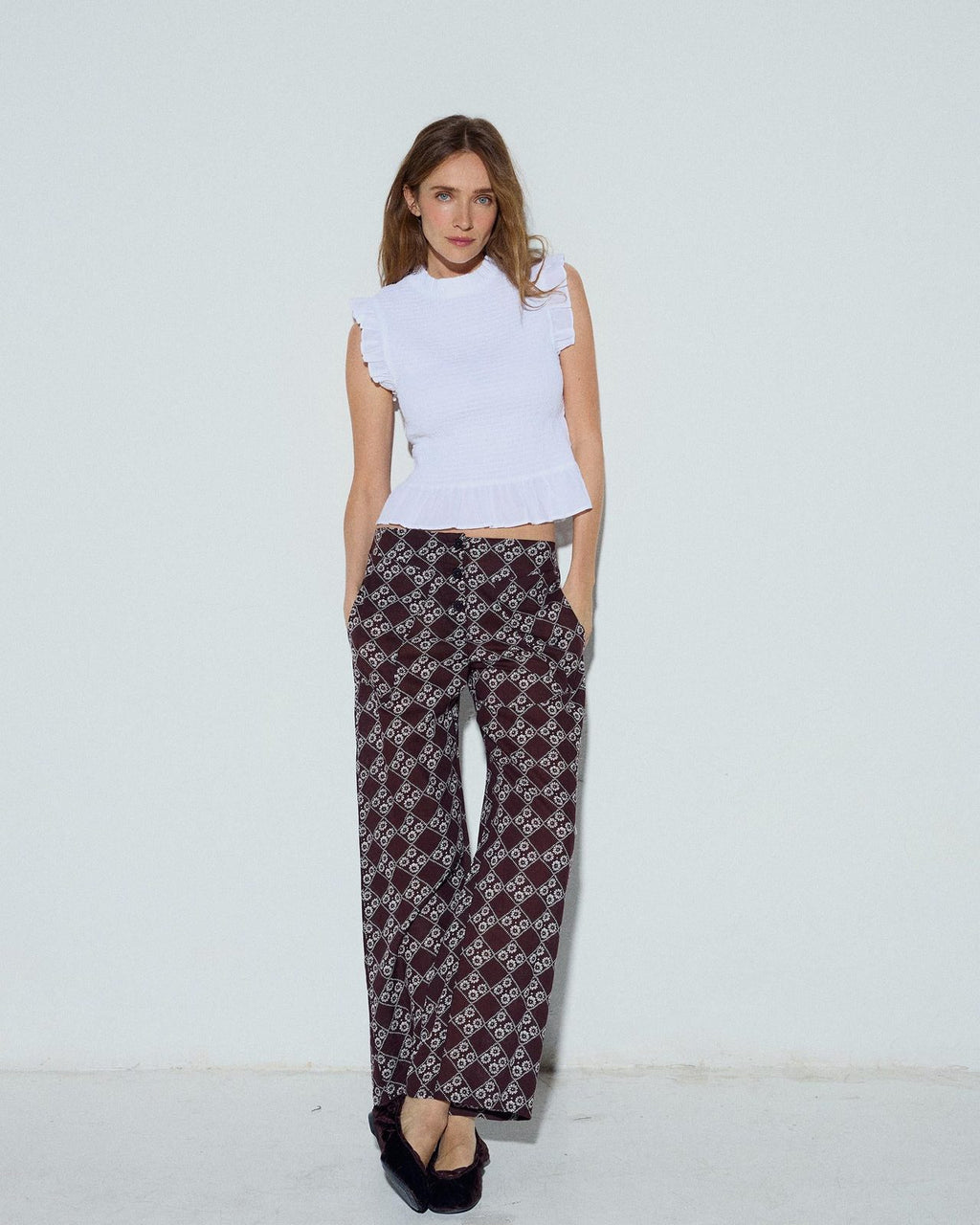 Pantalón Fluido Triple Botón Estampado Floral Marrón