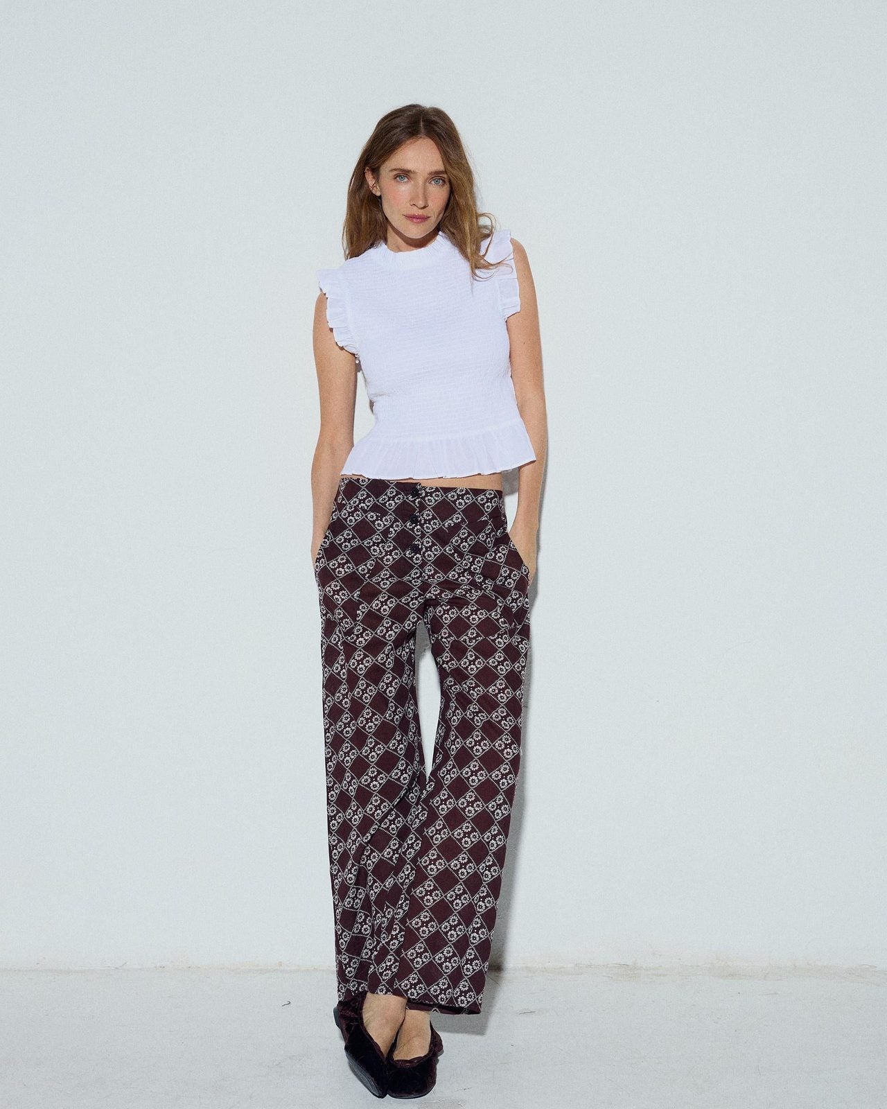 Pantalón Fluido Triple Botón Estampado Floral Marrón