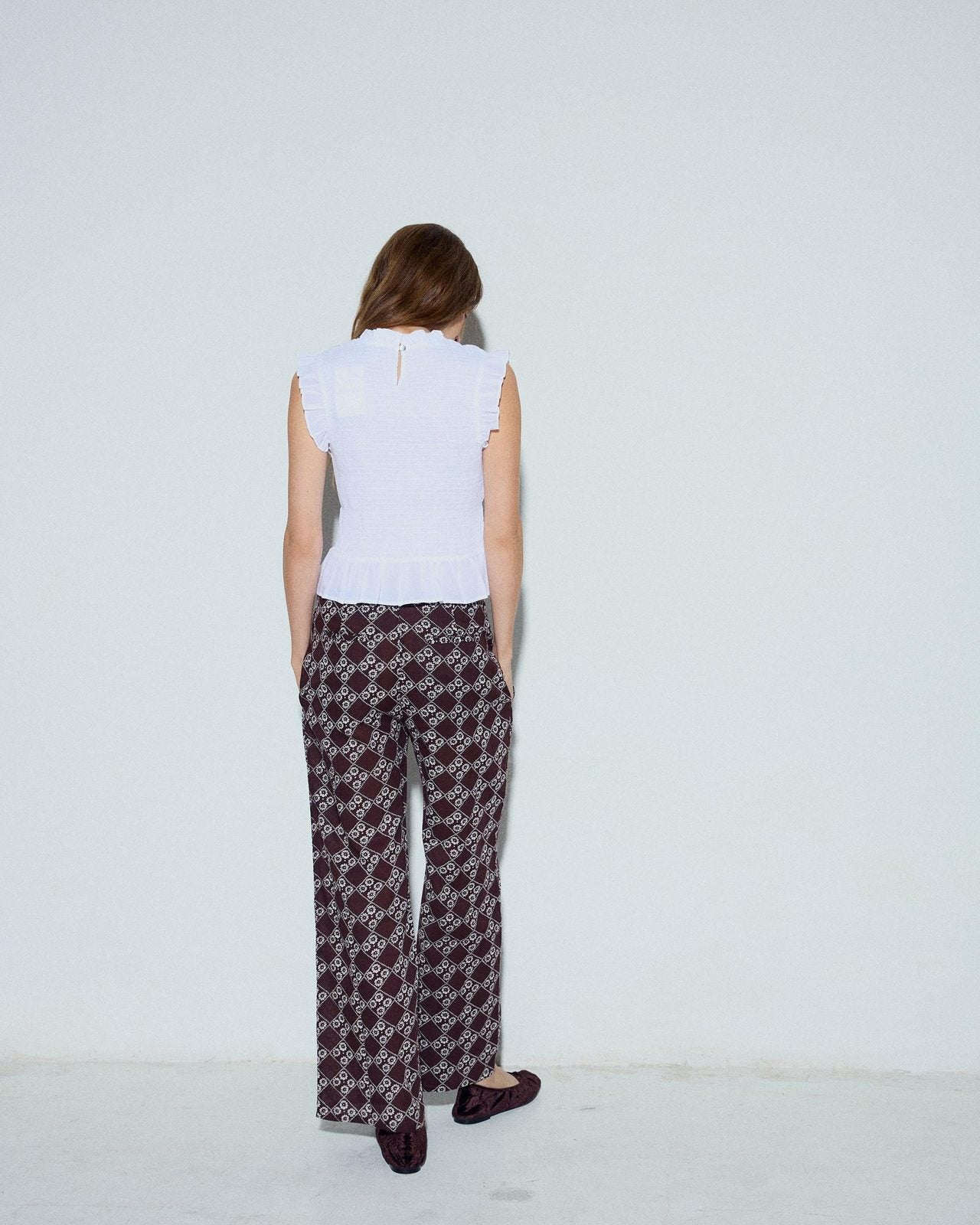 Pantalón Fluido Triple Botón Estampado Floral Marrón