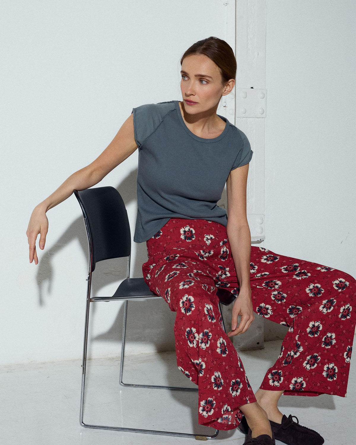 PANTALÓN CINTURILLA PINZAS ESTAMPADO FLORAL