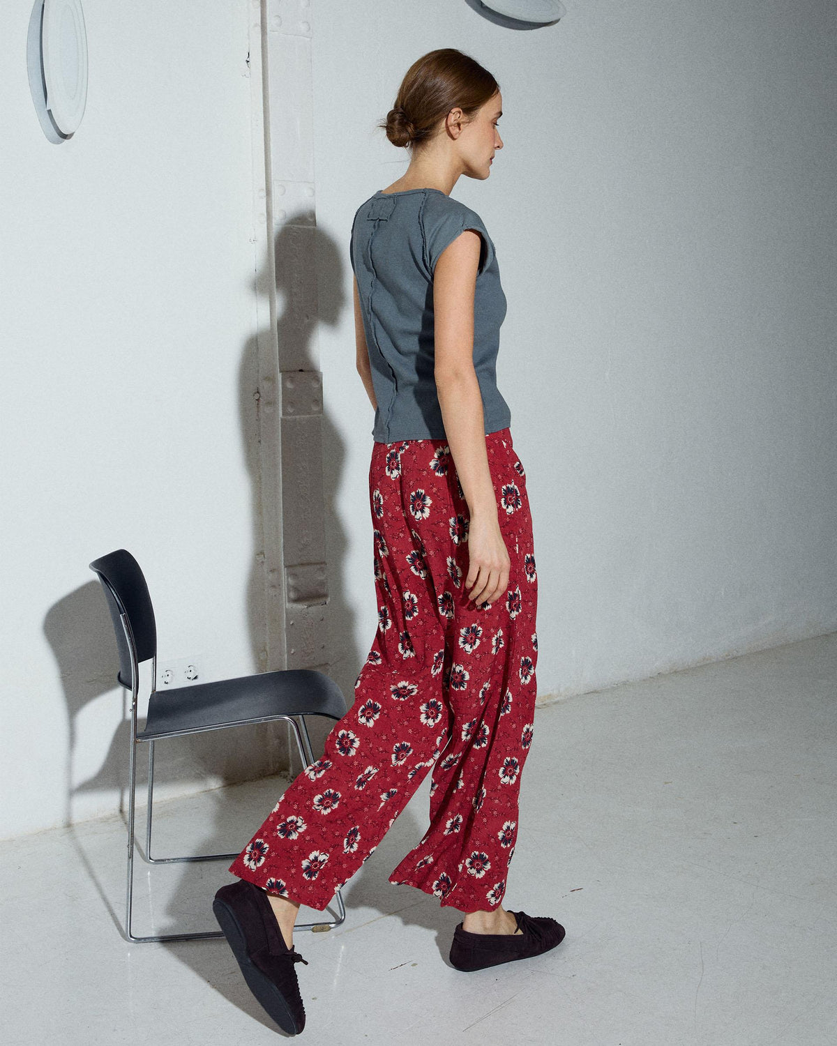 PANTALÓN CINTURILLA PINZAS ESTAMPADO FLORAL