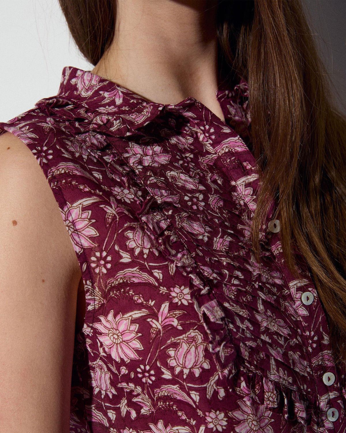 BLUSA SIN MANGAS PECHERA ESTAMPADO FLORAL