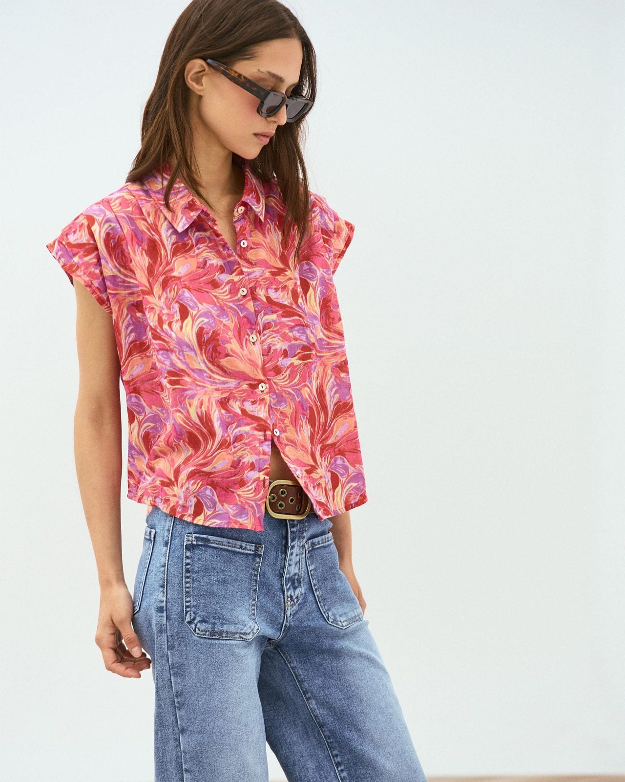Camisa Sin Mangas Pliegues Estampado Floral Fucsia