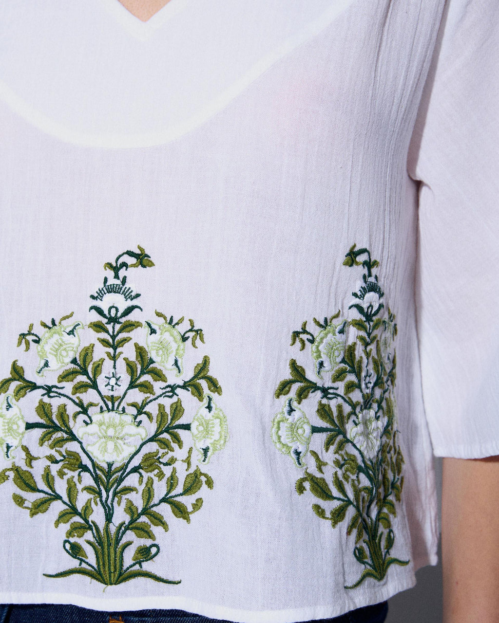 BLUSA CANESU EN V BORDADOS FLORALES