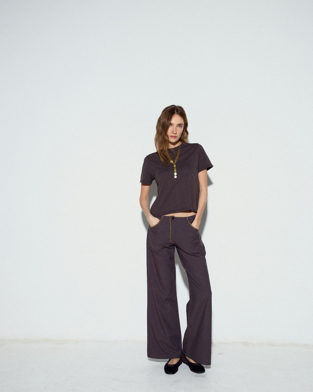 PANTALÓN FLUIDO TACHUELAS