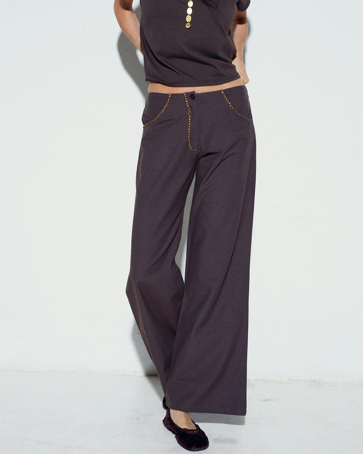 PANTALÓN FLUIDO TACHUELAS