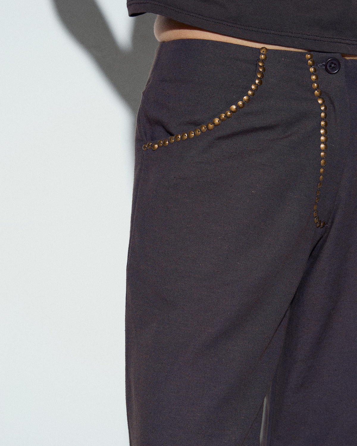 PANTALÓN FLUIDO TACHUELAS