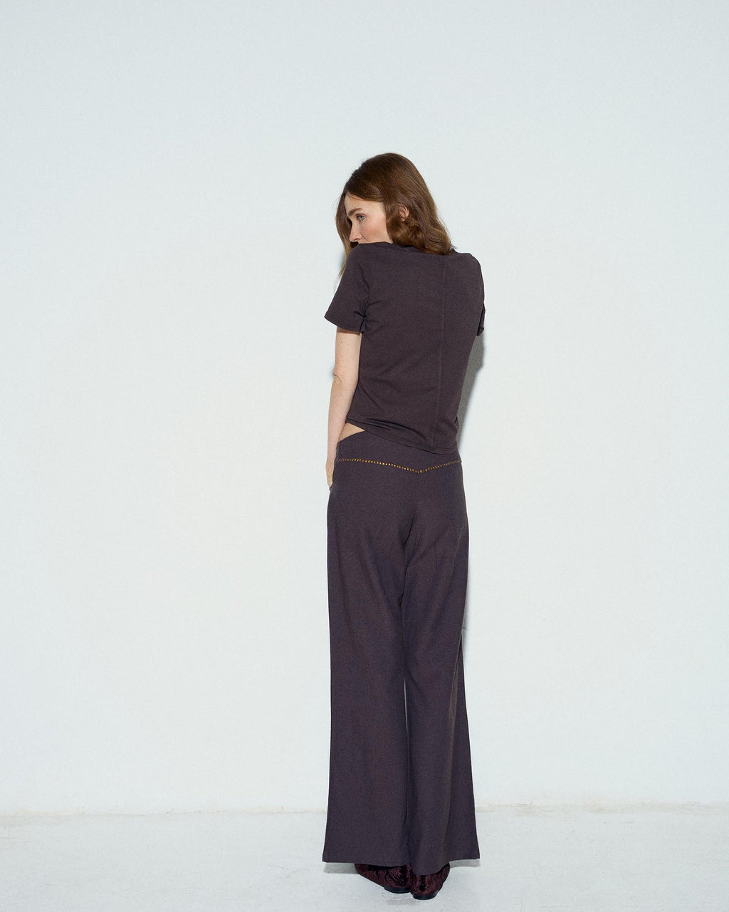 PANTALÓN FLUIDO TACHUELAS