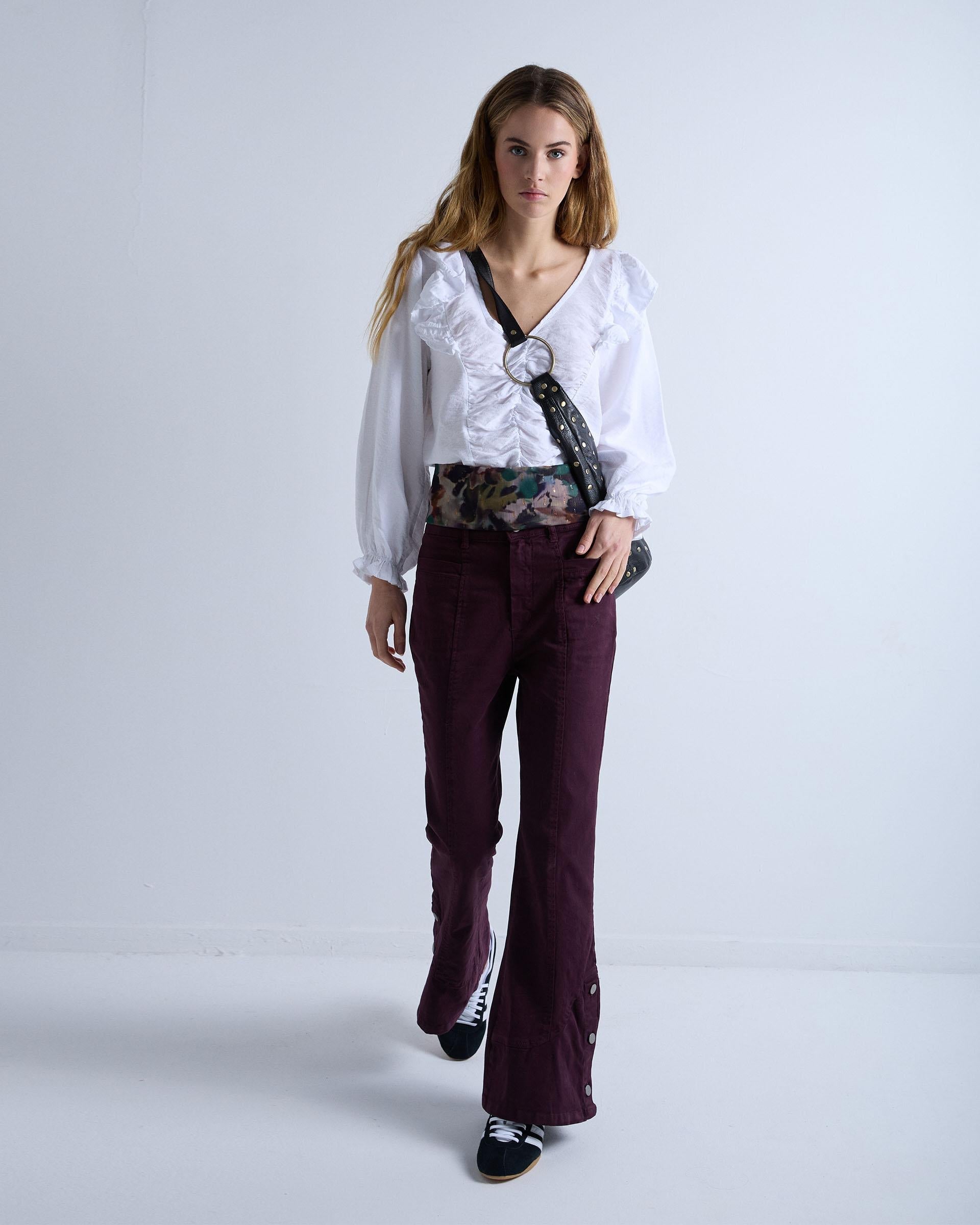 PANTALON COSTURAS BOTONES BAJO