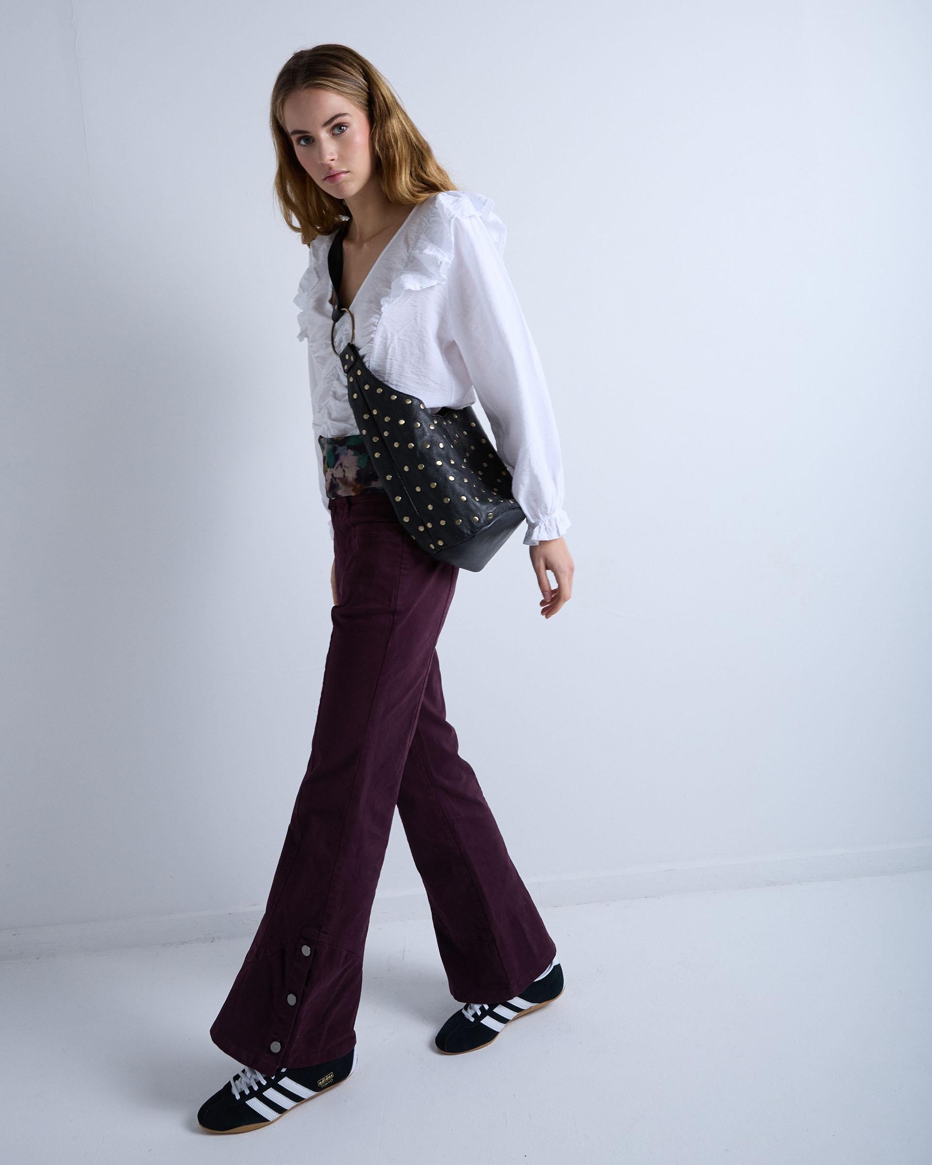 PANTALON COSTURAS BOTONES BAJO