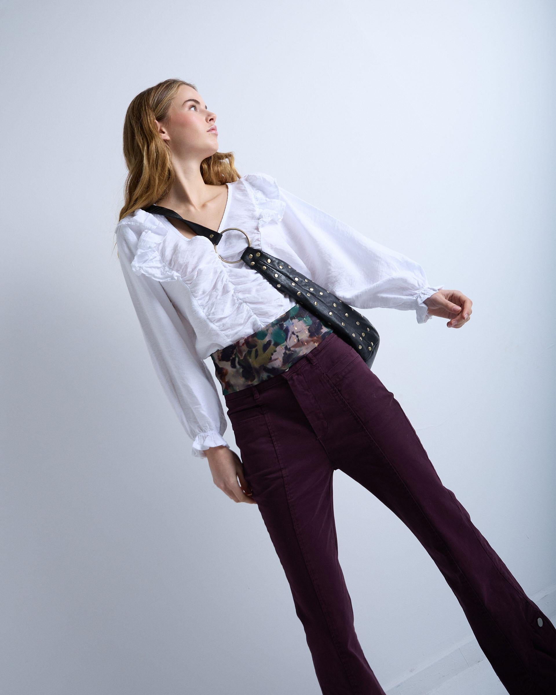 PANTALON COSTURAS BOTONES BAJO