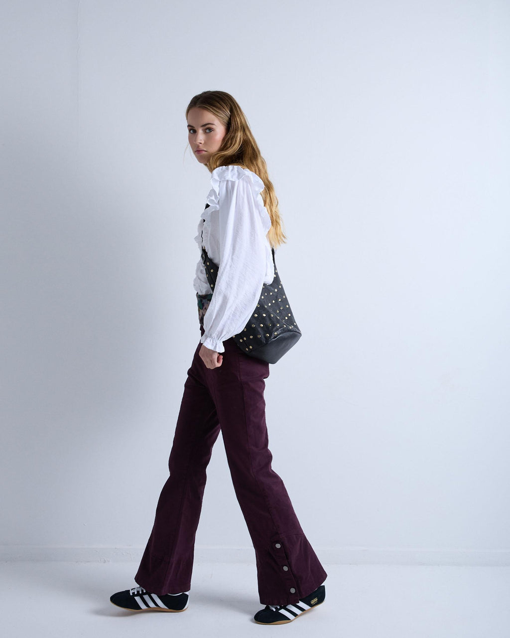 PANTALON COSTURAS BOTONES BAJO