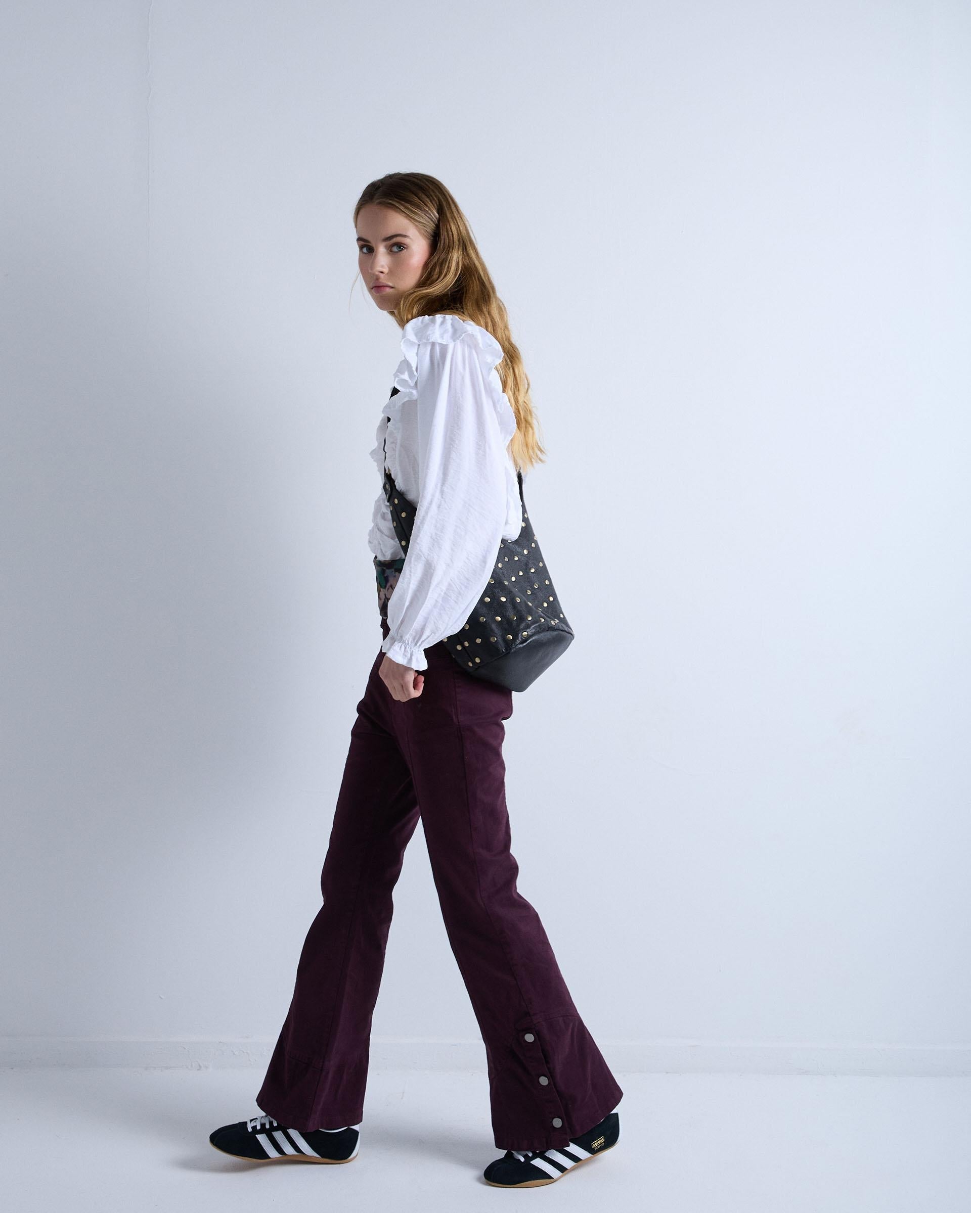 PANTALON COSTURAS BOTONES BAJO