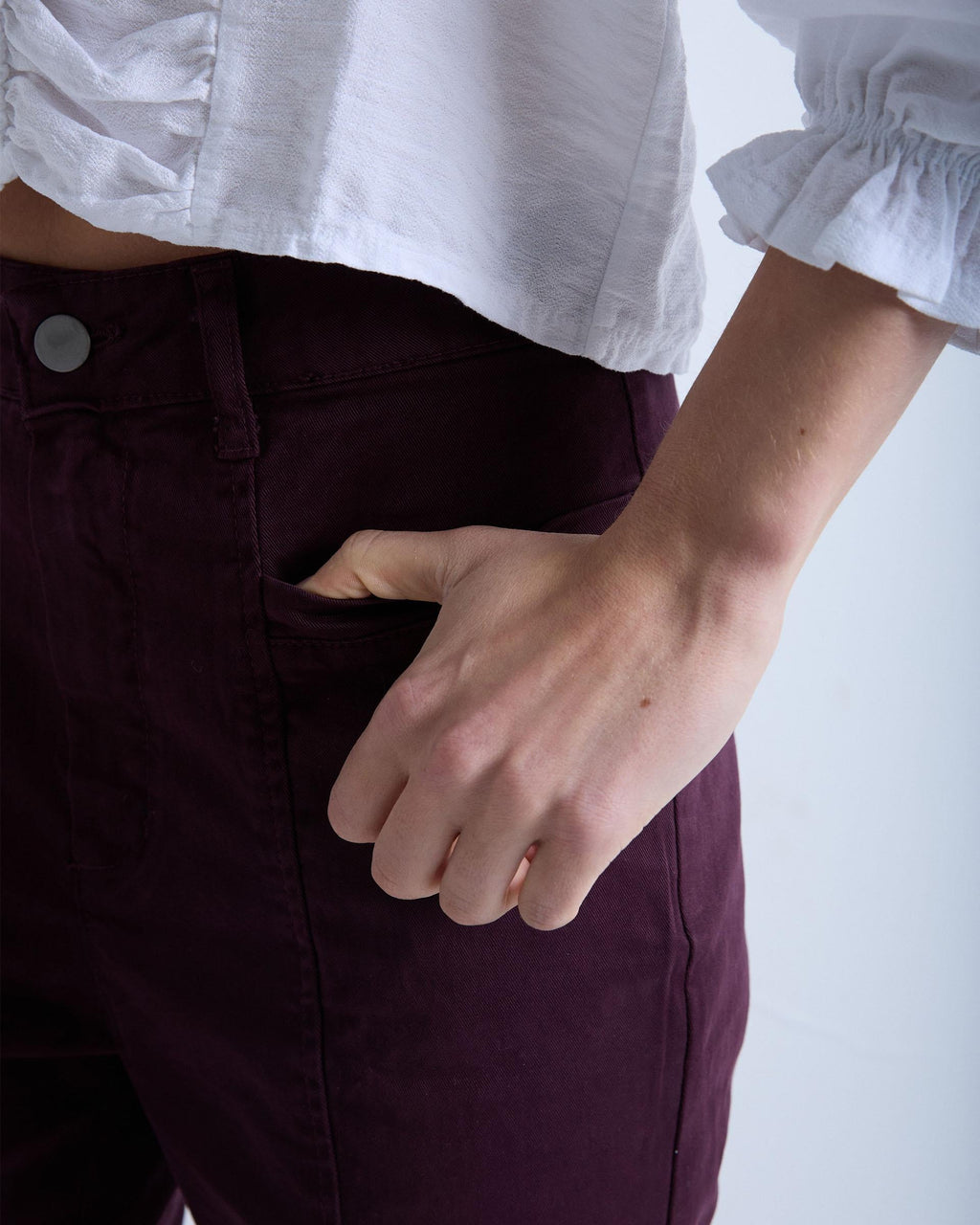 PANTALON COSTURAS BOTONES BAJO