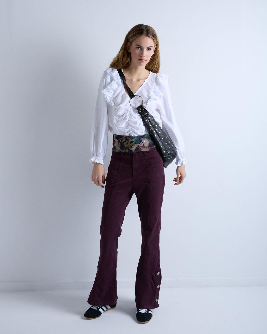 PANTALON COSTURAS BOTONES BAJO