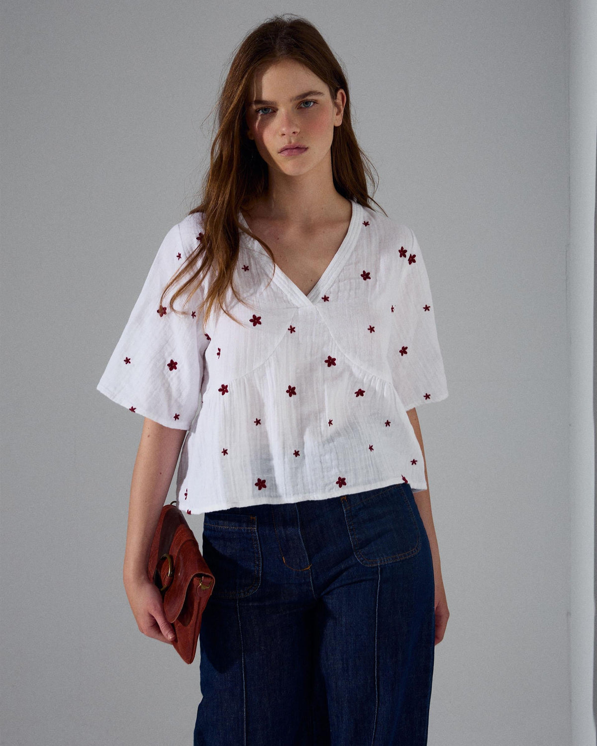 BLUSA ESCOTE EN V BORDADOS FLORALES