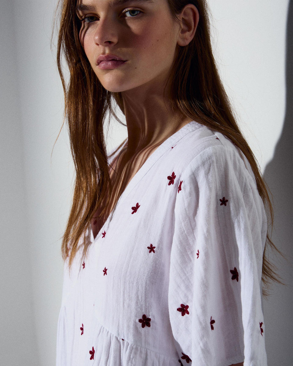 BLUSA ESCOTE EN V BORDADOS FLORALES
