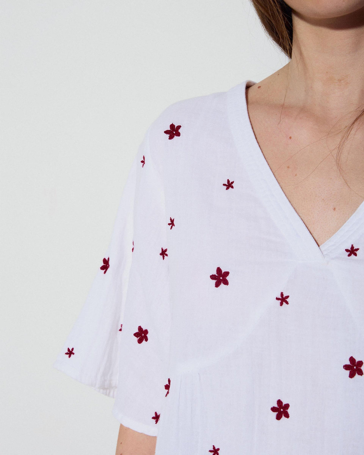 BLUSA ESCOTE EN V BORDADOS FLORALES