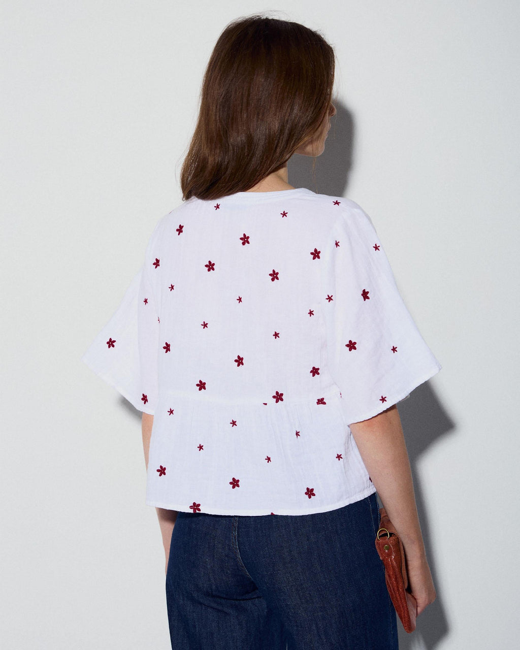 BLUSA ESCOTE EN V BORDADOS FLORALES
