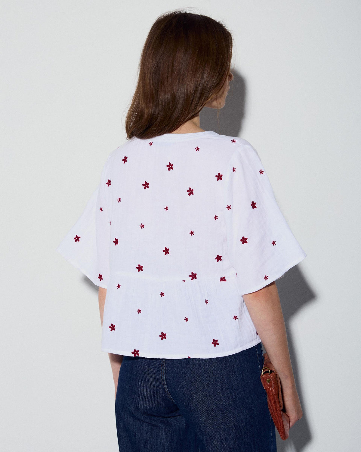 BLUSA ESCOTE EN V BORDADOS FLORALES