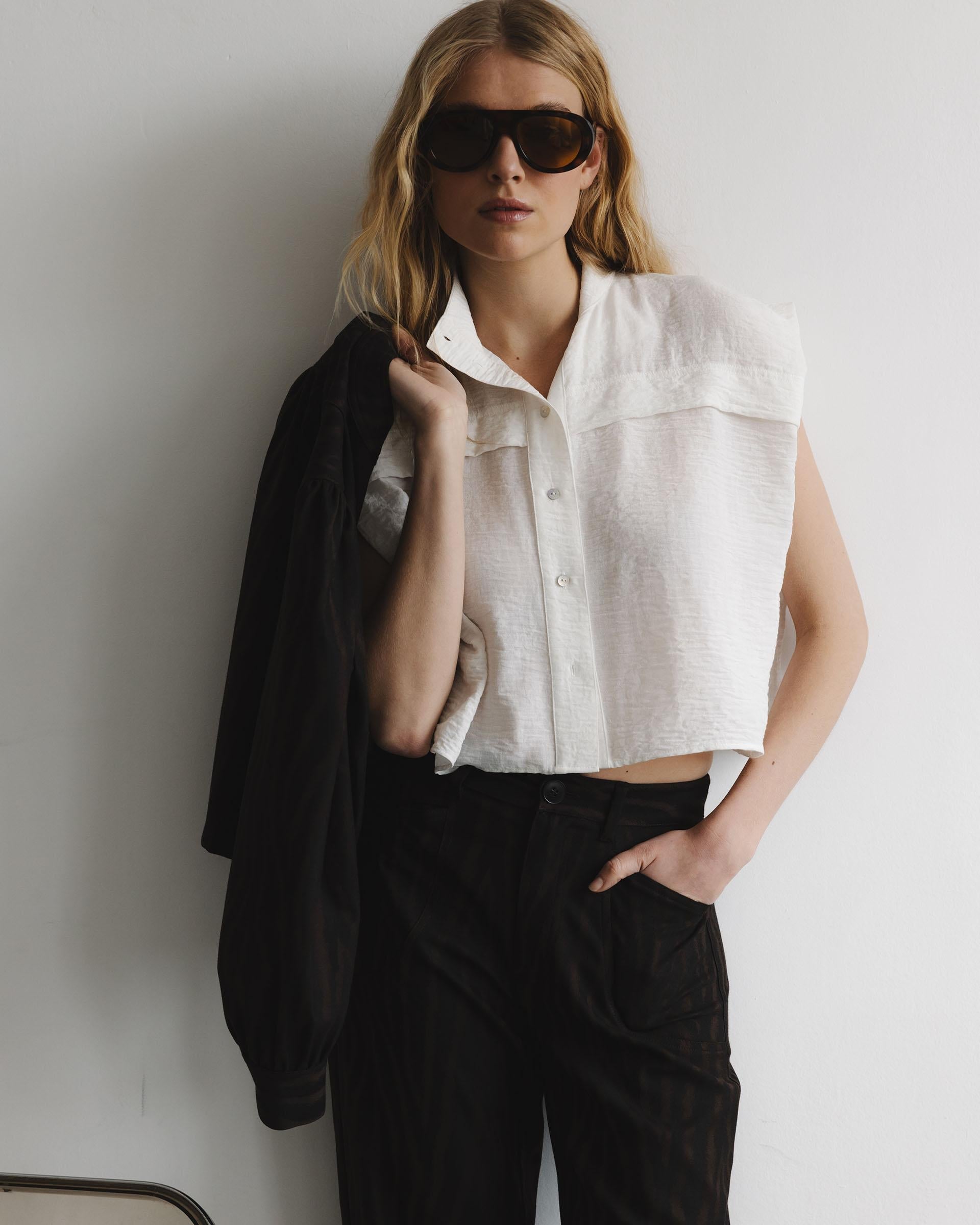 BLUSA SIN MANGAS HOMBRERAS