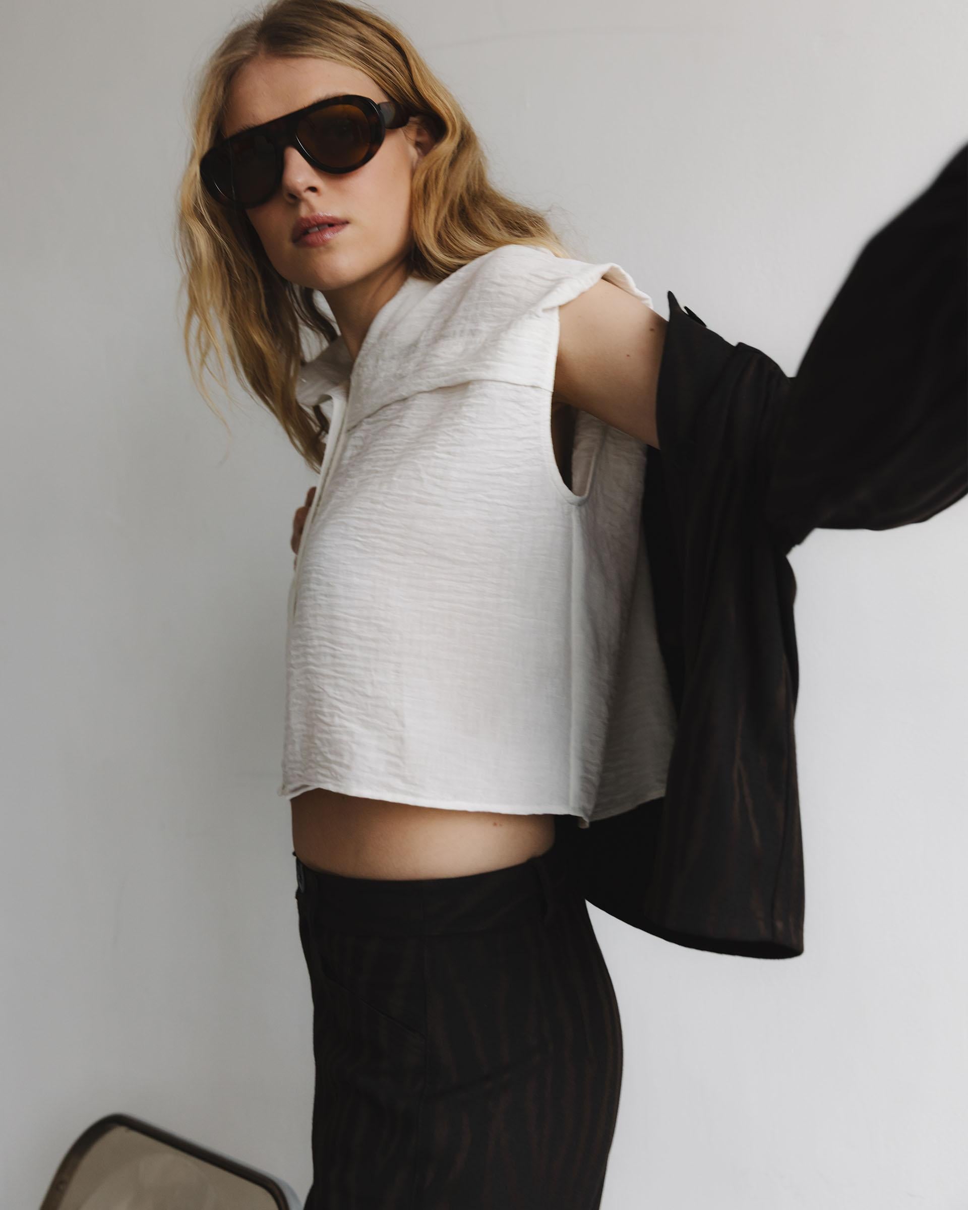 BLUSA SIN MANGAS HOMBRERAS