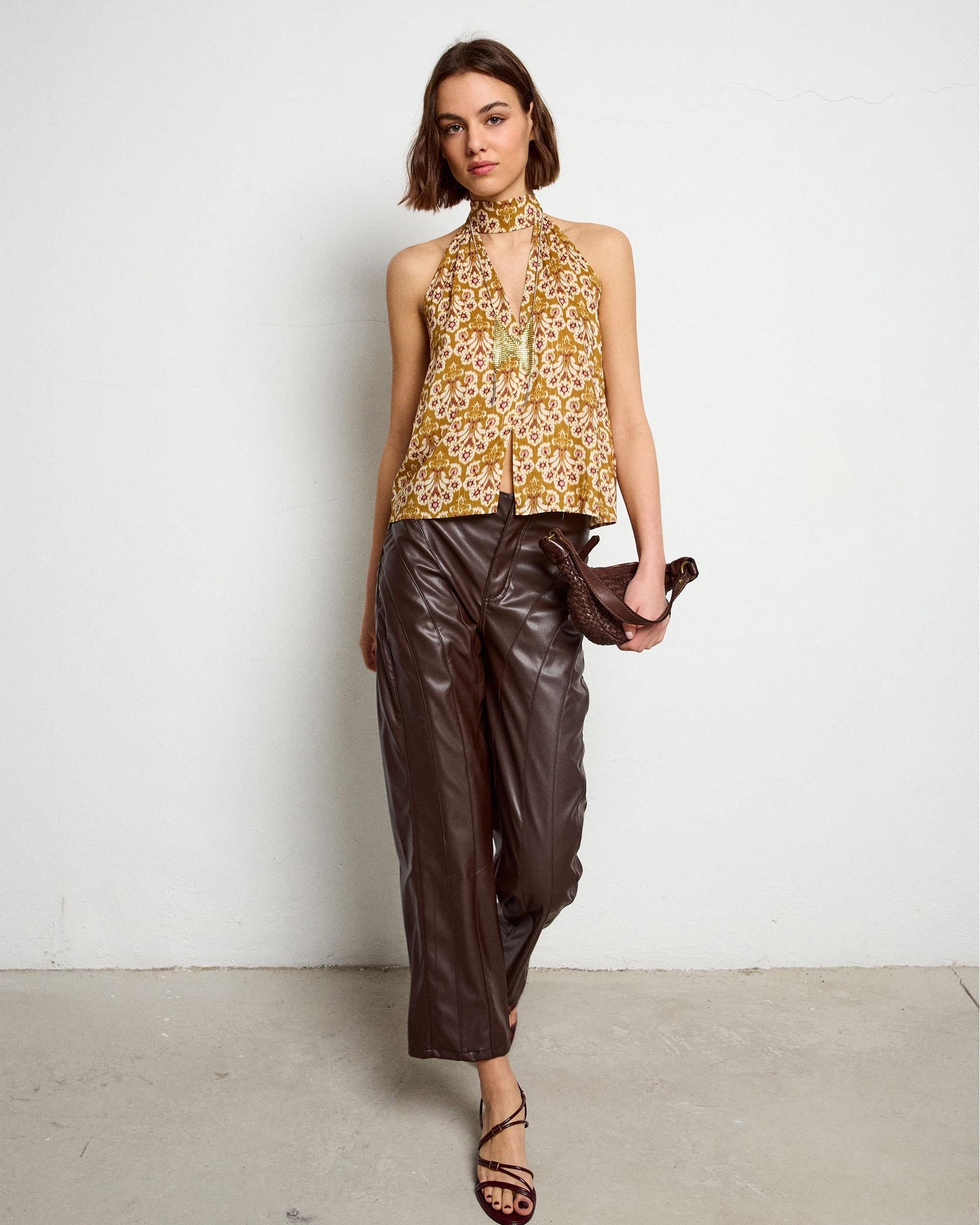 PANTALON EFECTO PIEL COSTURAS
