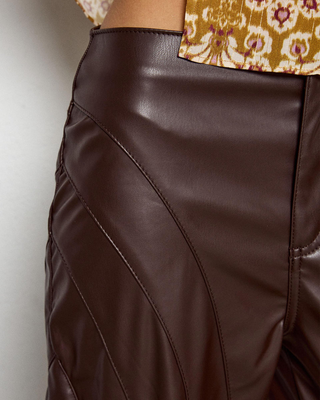 PANTALON EFECTO PIEL COSTURAS