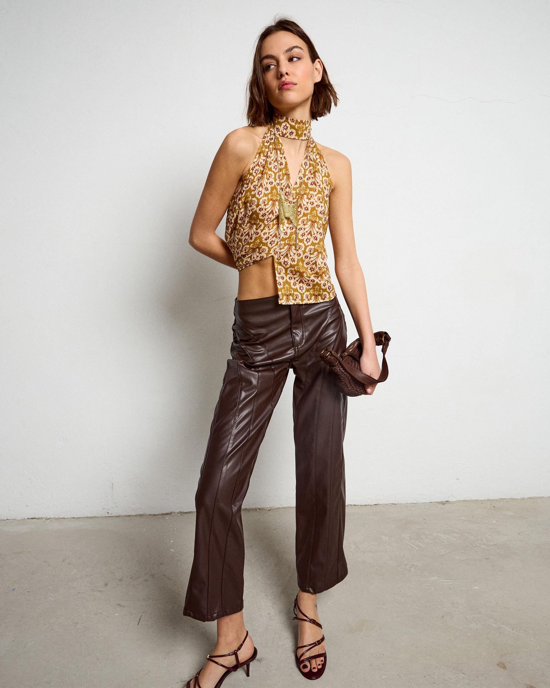 PANTALON EFECTO PIEL COSTURAS