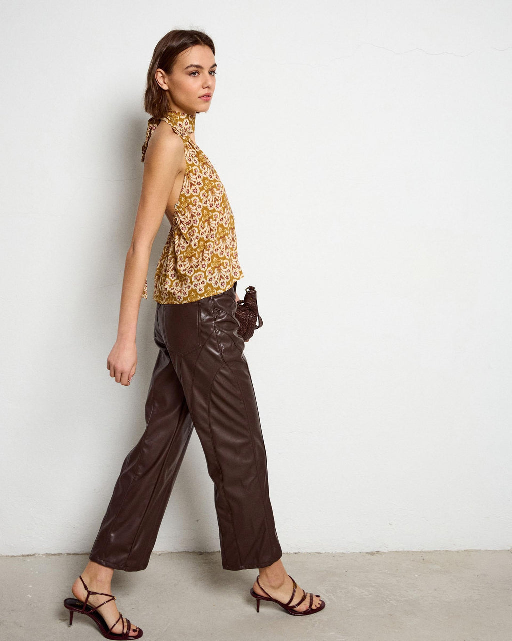 PANTALON EFECTO PIEL COSTURAS