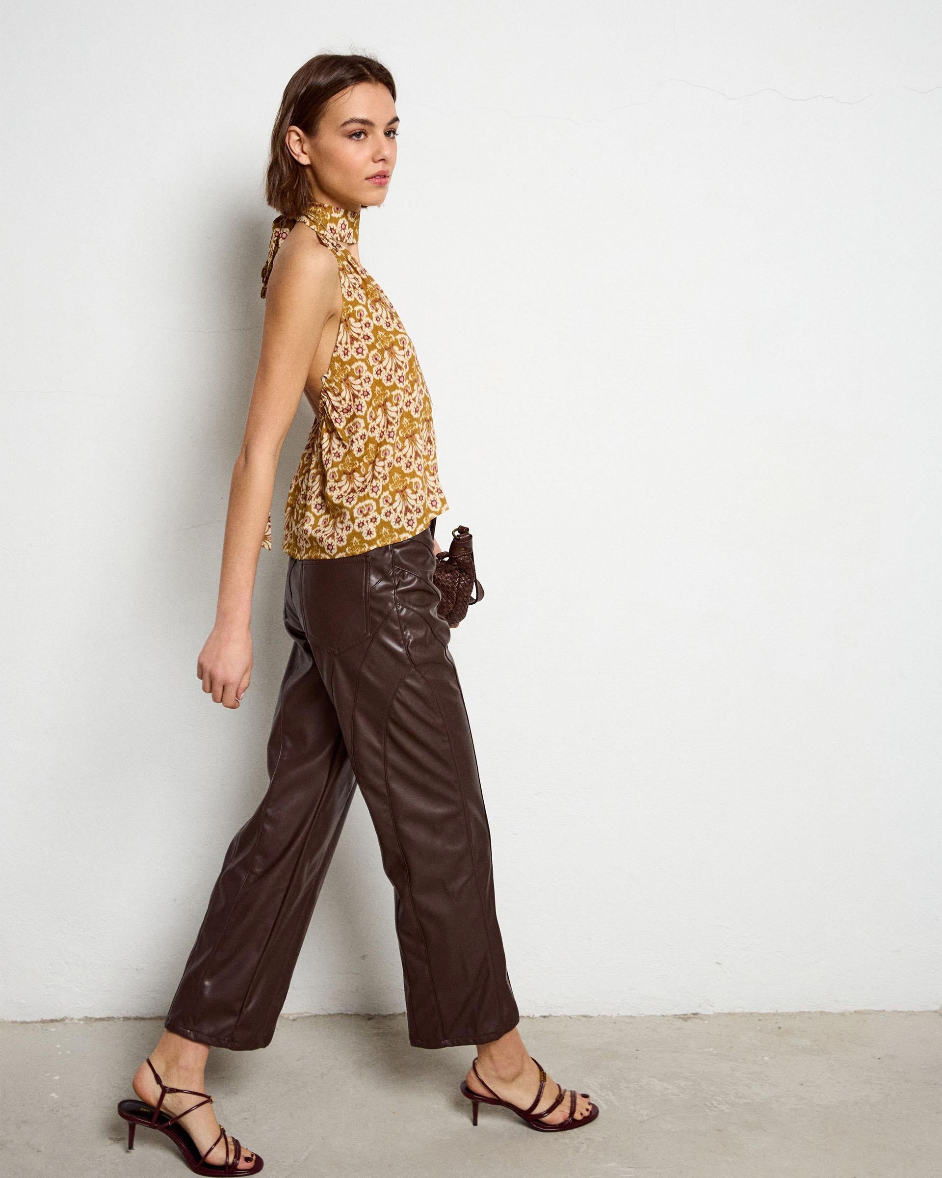 PANTALON EFECTO PIEL COSTURAS
