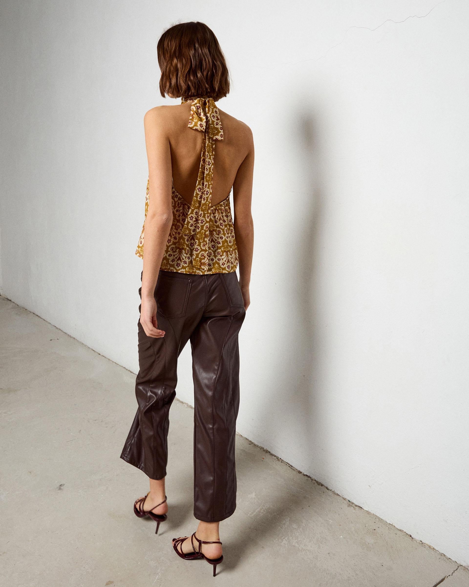 PANTALON EFECTO PIEL COSTURAS