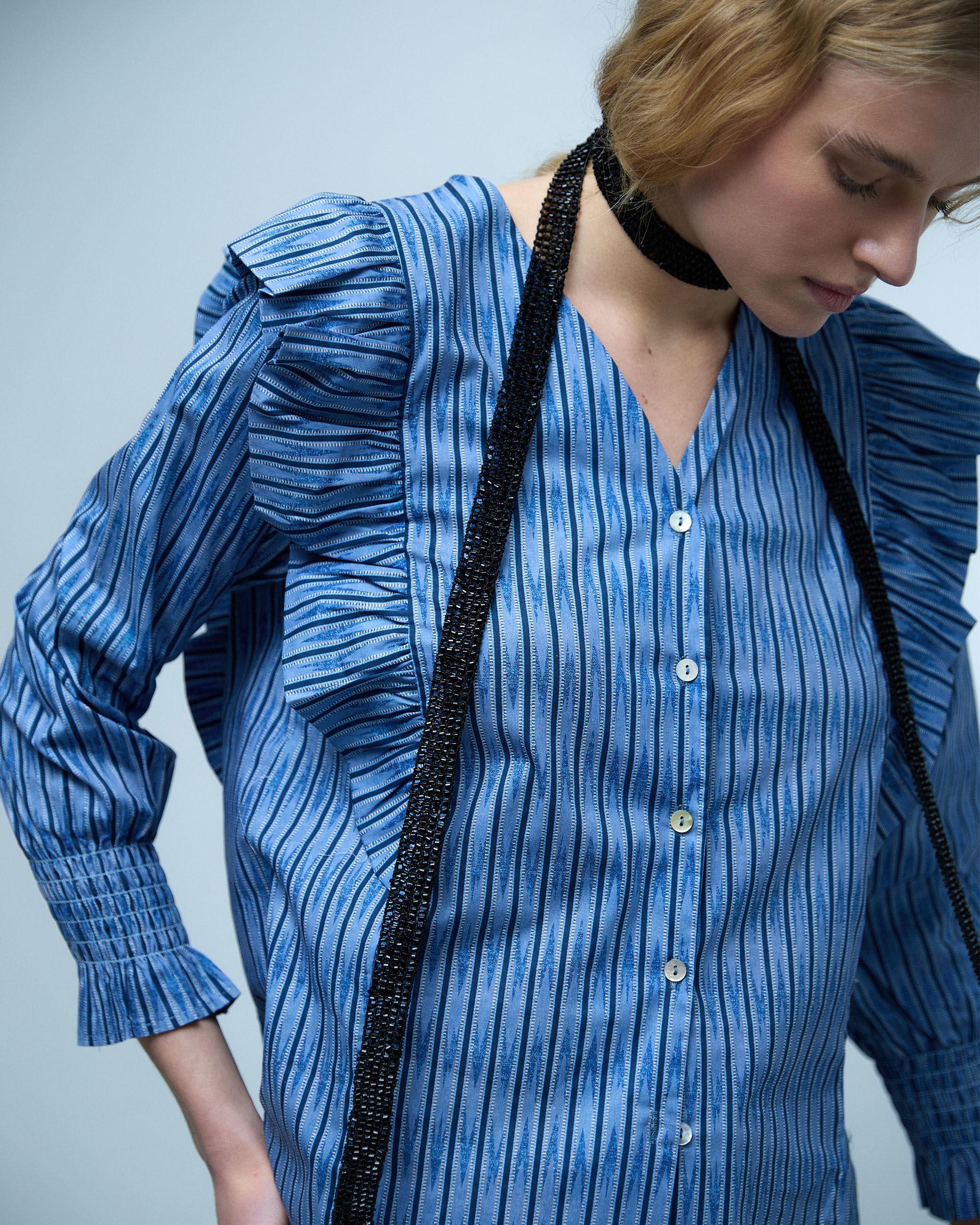 BLUSA VOLANTES ESTAMPADO ETNICO