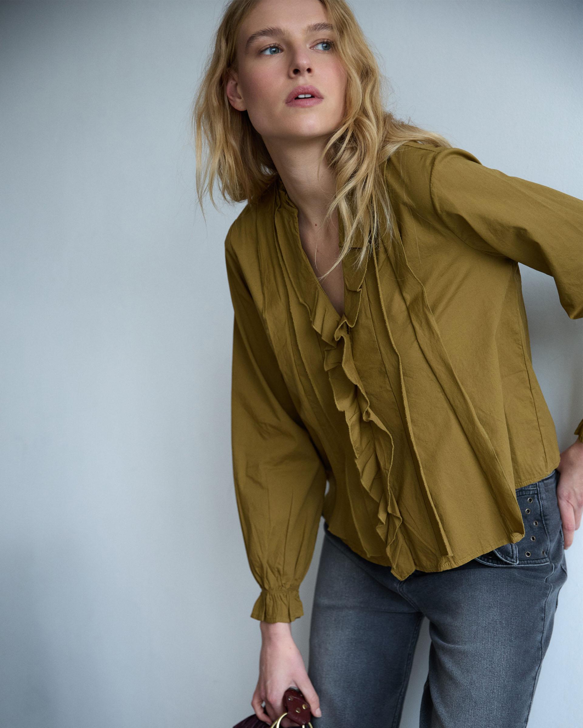 BLUSA ESCOTE PICO VOLANTES