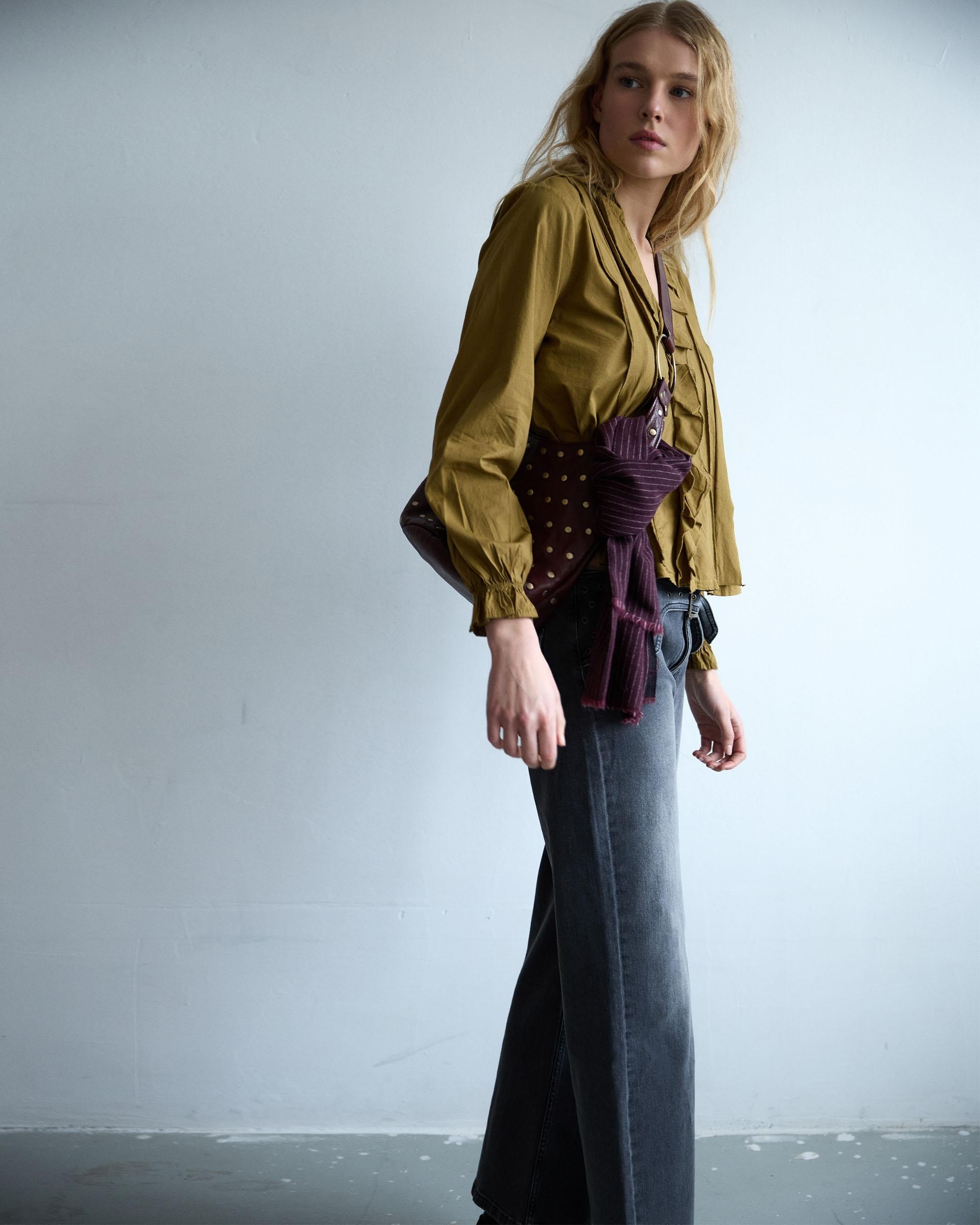 BLUSA ESCOTE PICO VOLANTES