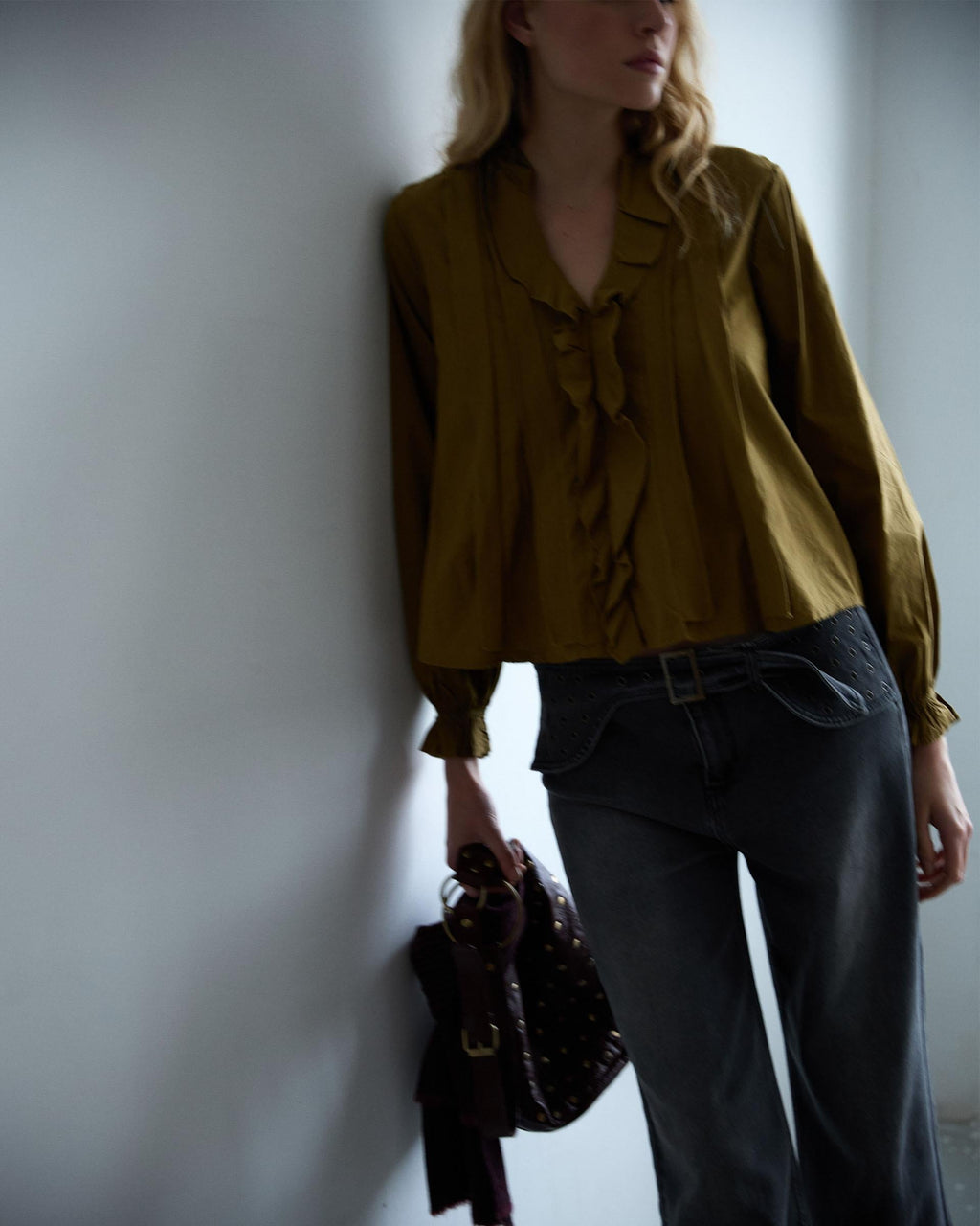 BLUSA ESCOTE PICO VOLANTES