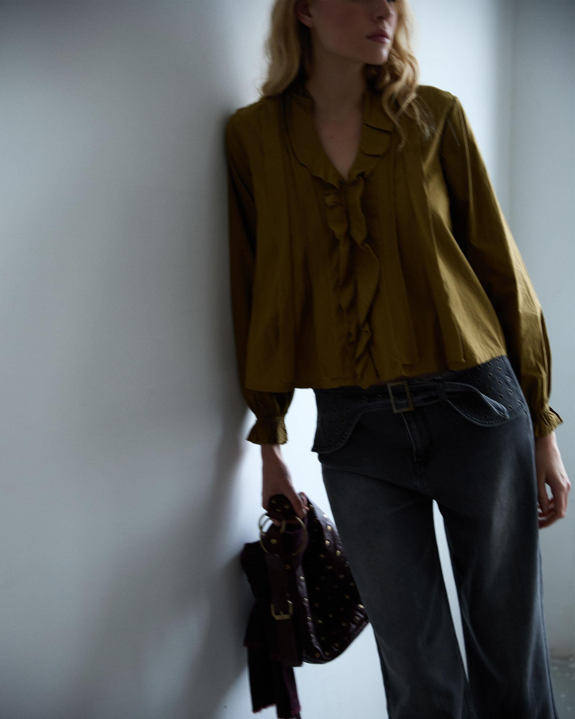 BLUSA ESCOTE PICO VOLANTES