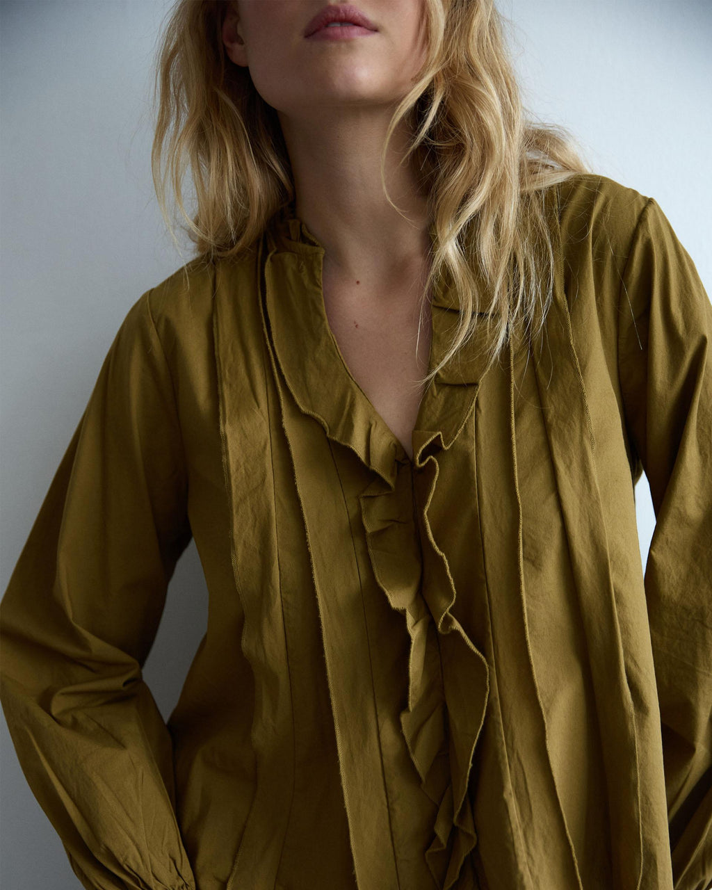 BLUSA ESCOTE PICO VOLANTES