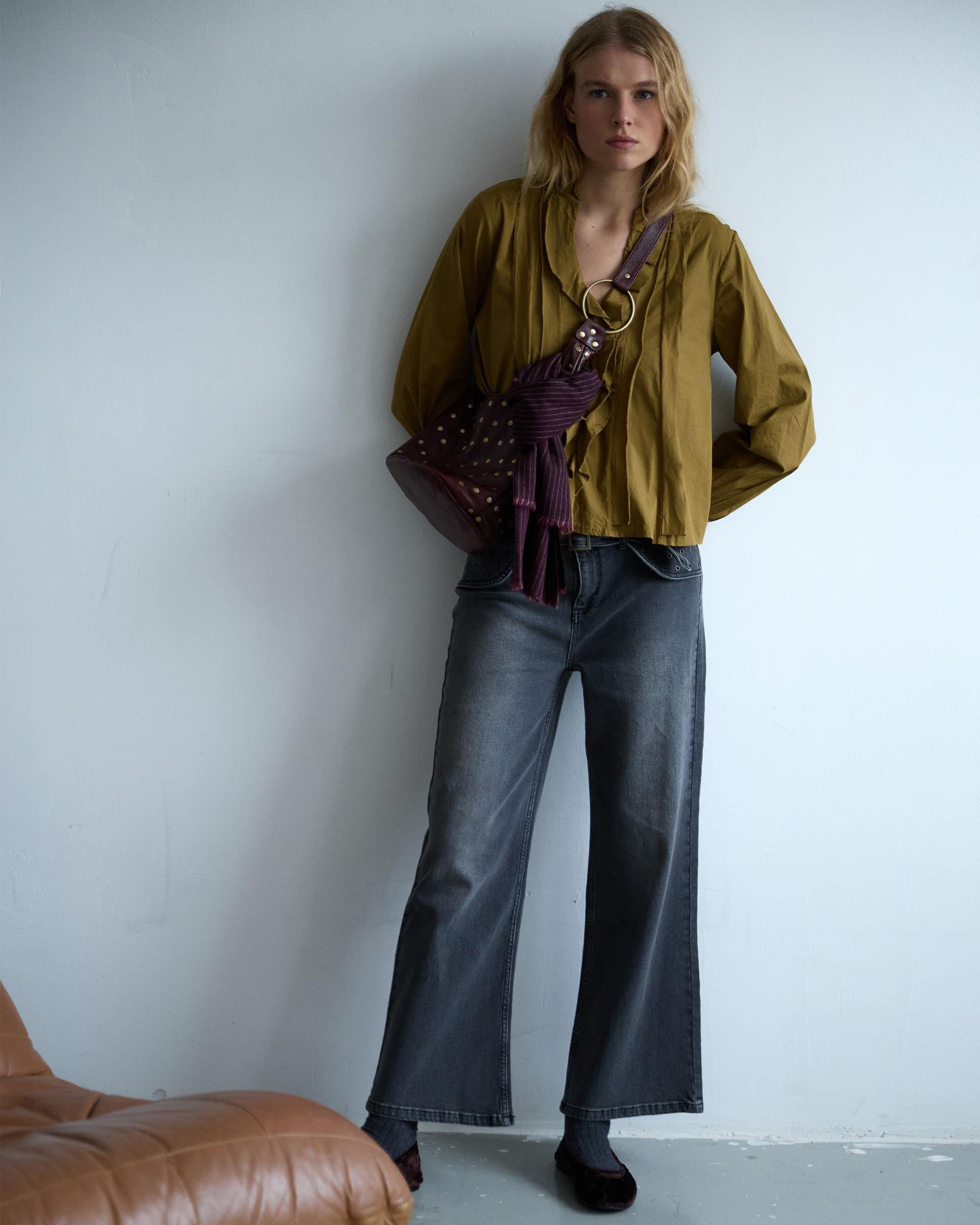 BLUSA ESCOTE PICO VOLANTES
