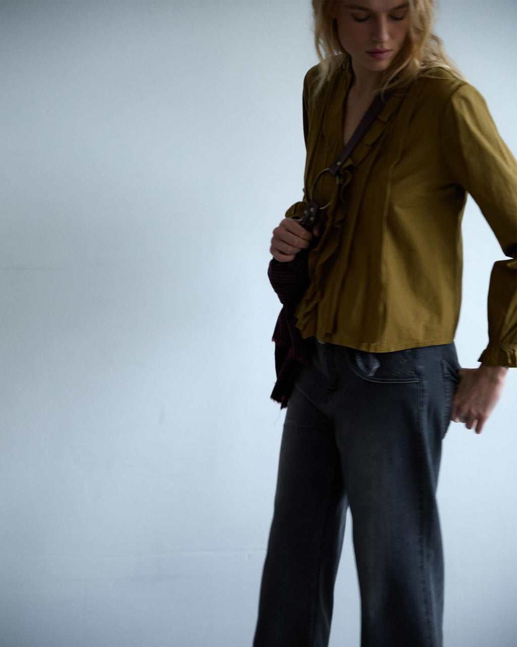 BLUSA ESCOTE PICO VOLANTES