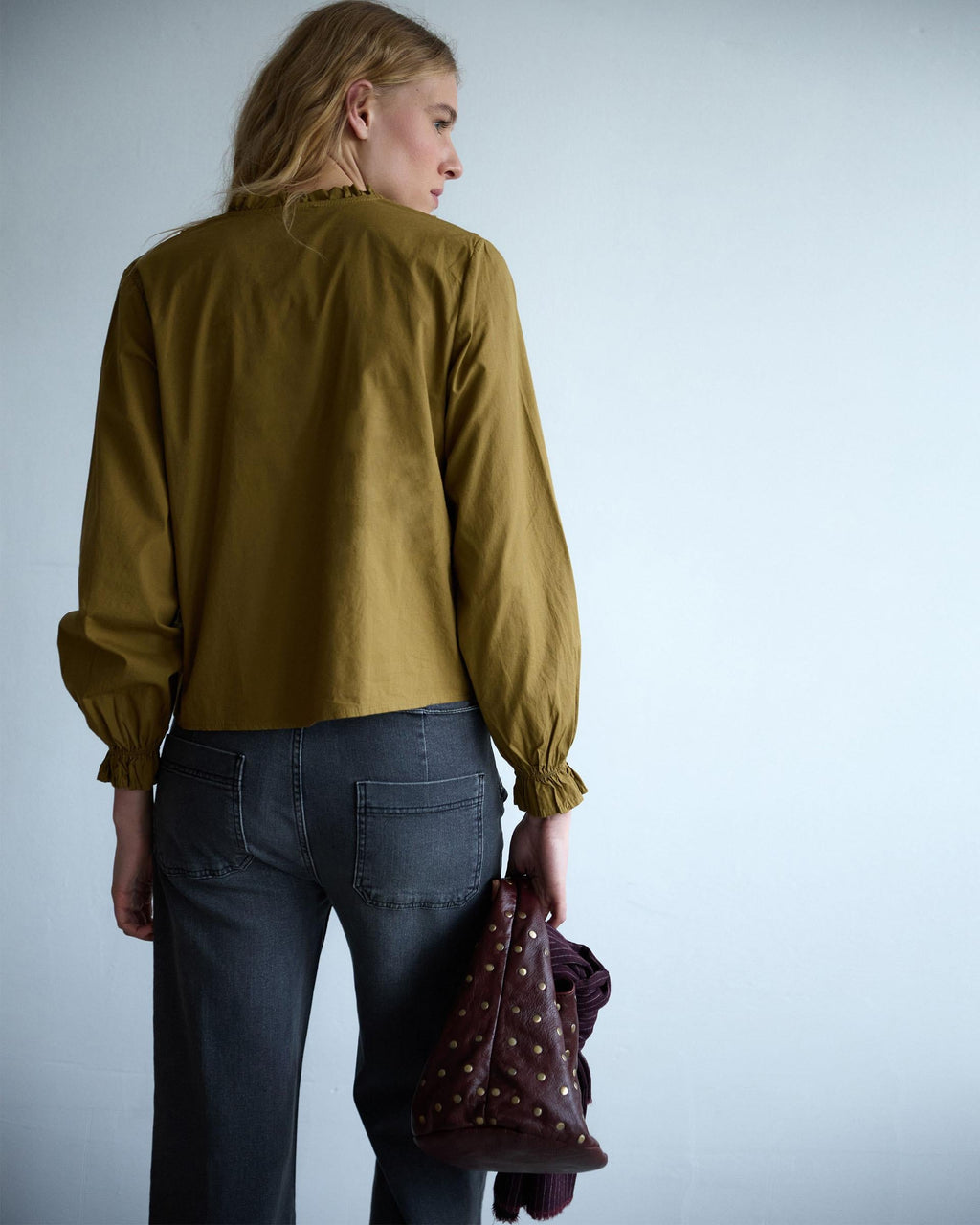 BLUSA ESCOTE PICO VOLANTES