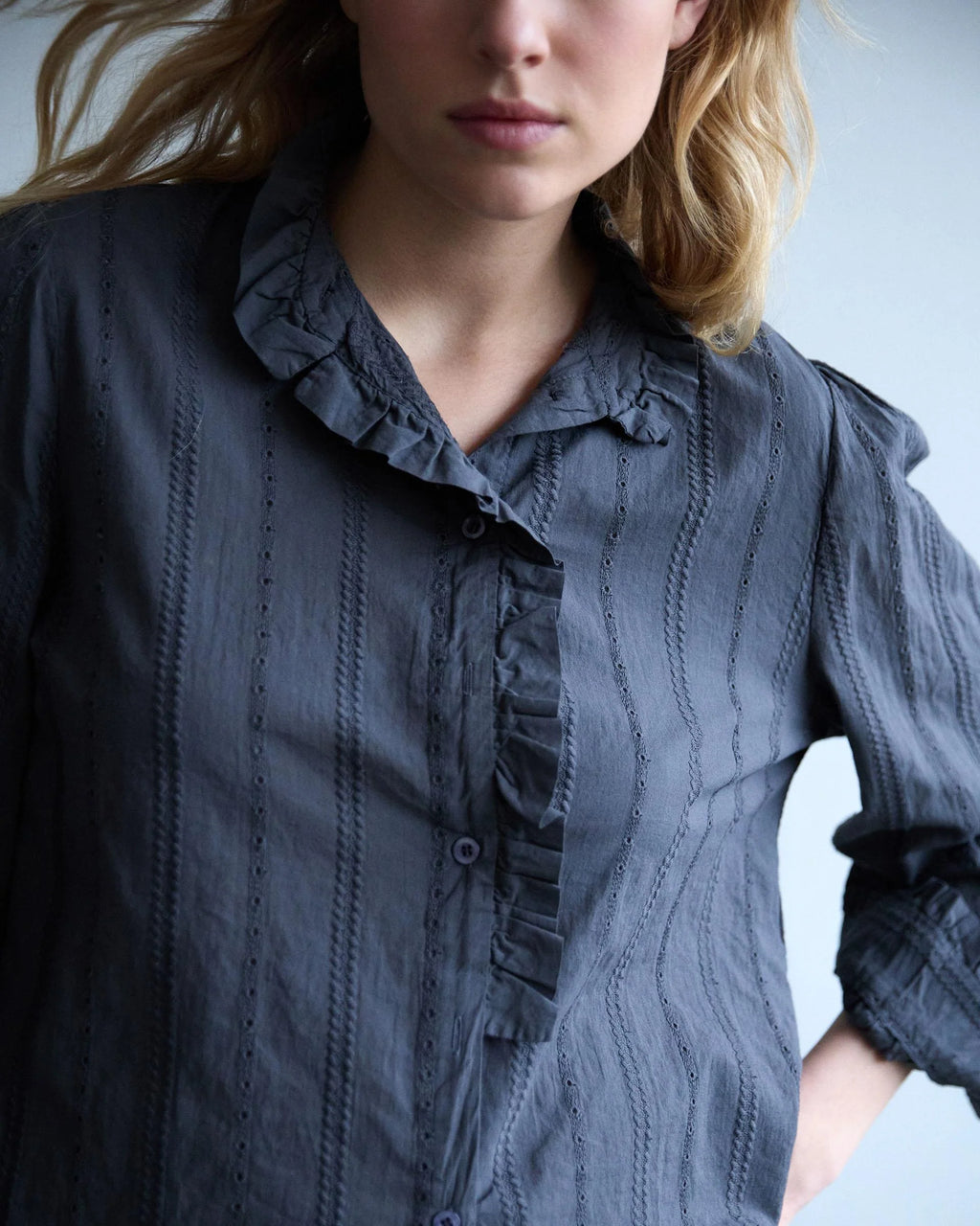 BLUSA DETALLE TROQUELADO