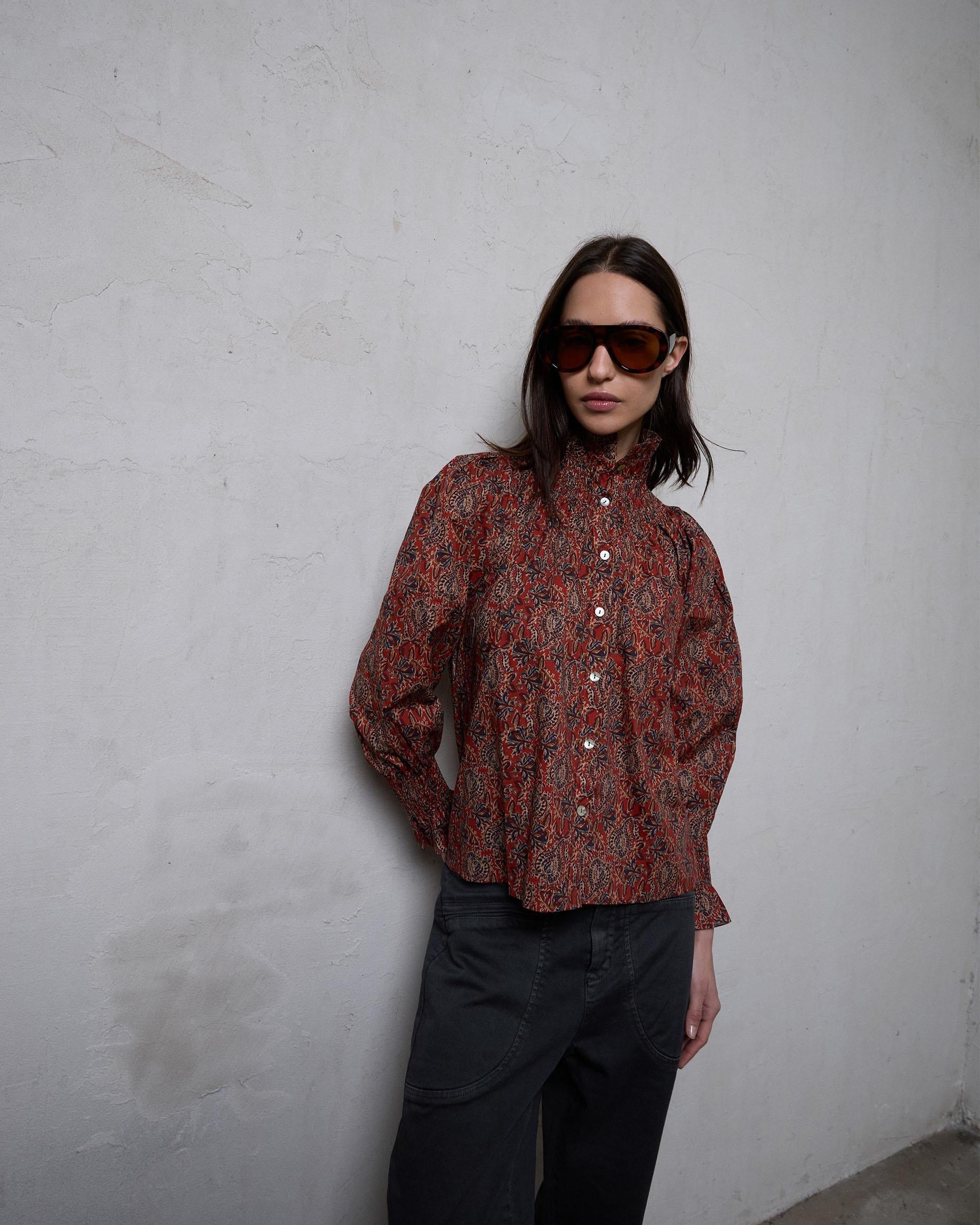 BLUSA NIDO DE ABEJA CUELLO ESTAMPADA